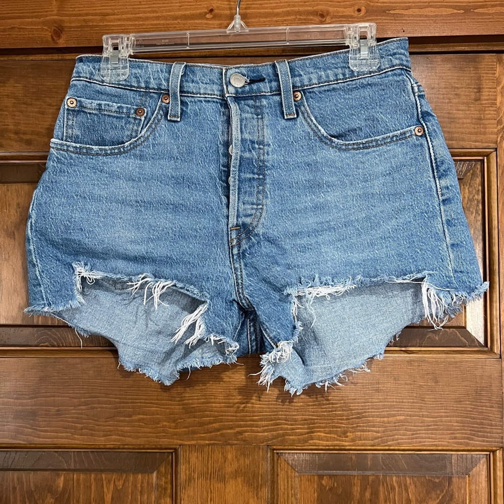 Womens Levi’s 501 button fly shorts size 27